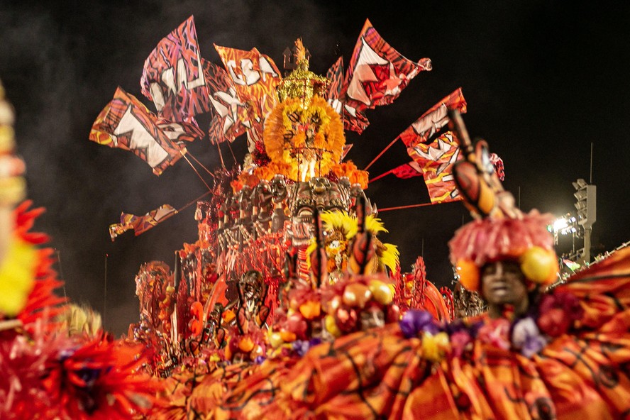 O desfile “Fala, Majeté! Sete Chaves de Exu”, do Acadêmicos do Grande Rio, foi campeão do Carnaval de 2022. Fotos estão expostas no Museu de Arte do Rio (MAR)