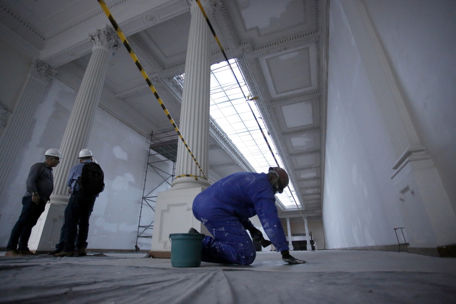 Cerca de 70 empregados trabalham na restauração do Museu Nacional de Belas Artes — Foto: Custodio Coimbra