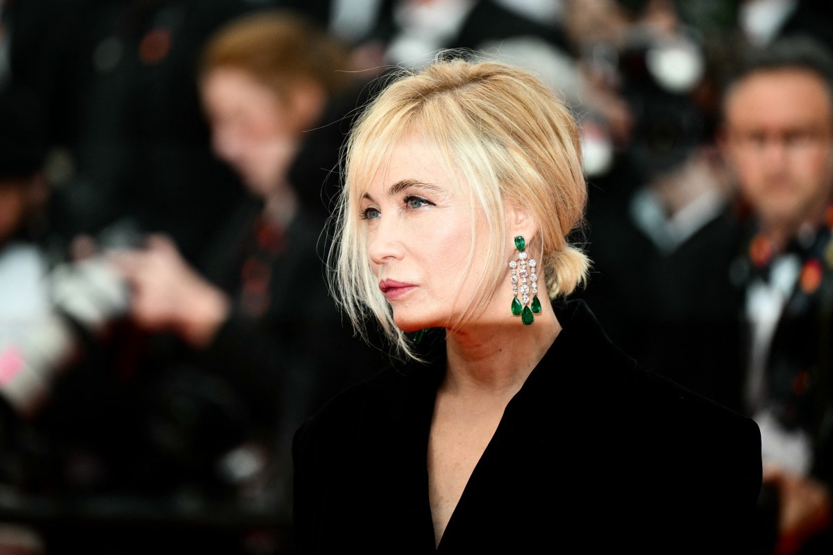 A atriz francesa Emanuelle Béart no tapete vermelho da abertura do Festival de Cannes — Foto: AFP