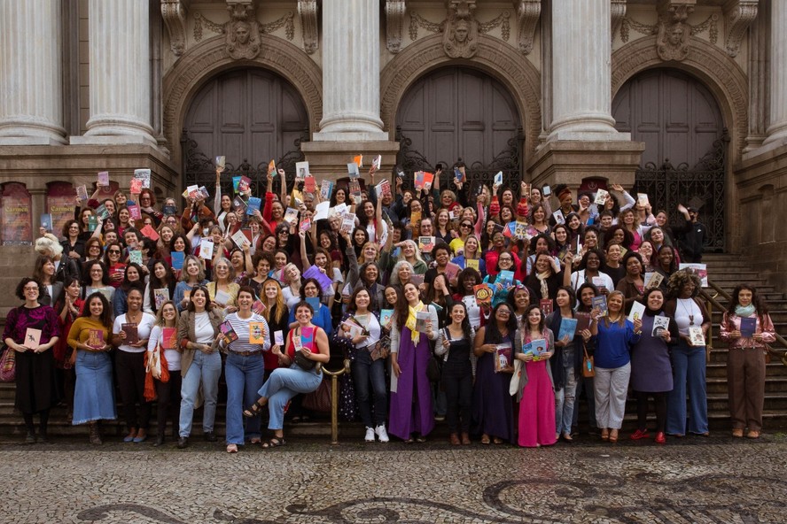 Escritoras do Rio de Janeiro na escadaria do Theatro Municipal