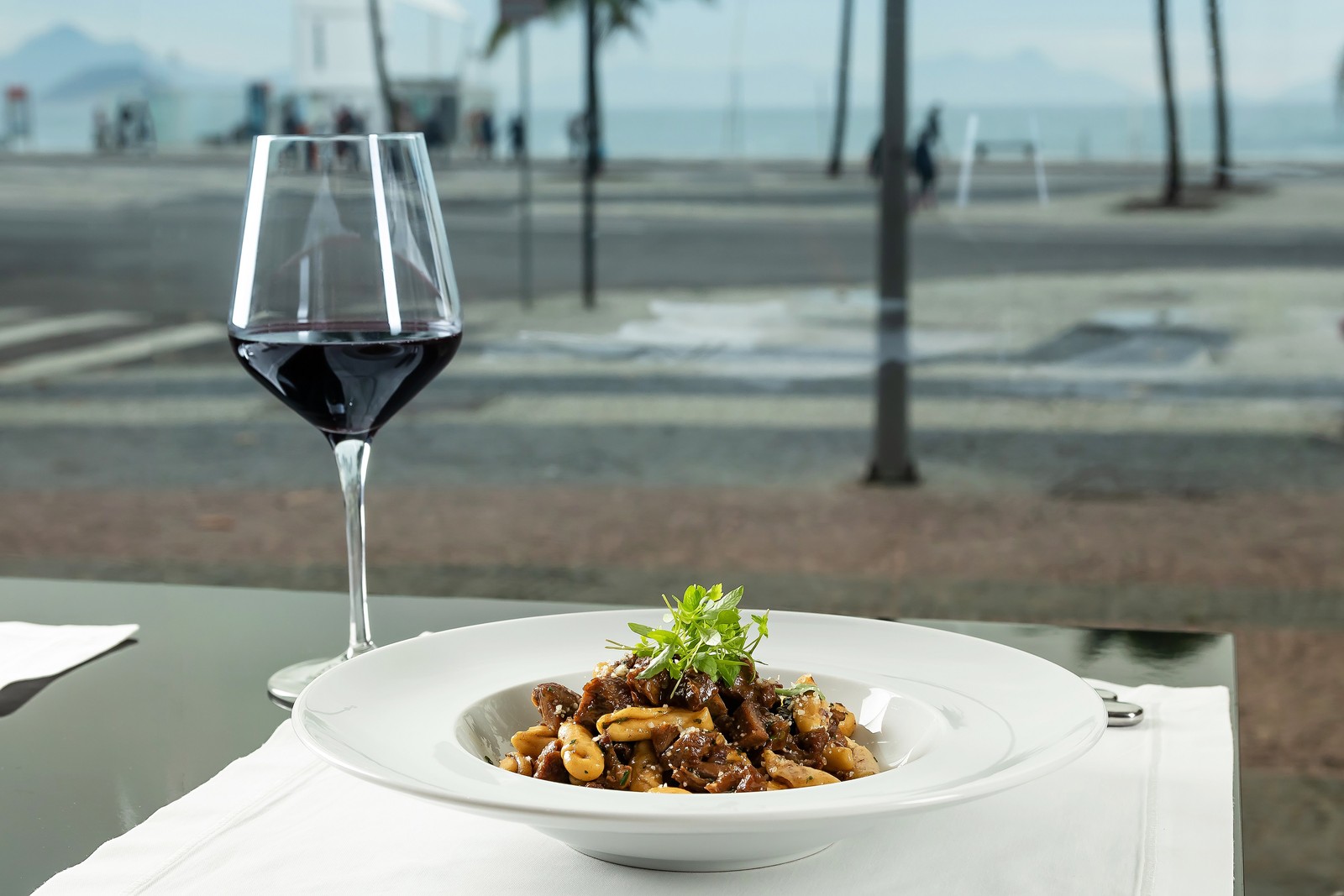 O chef Michele Petenzi, do Alloro al Miramar (2195-6213), de Copacabana, sugere o  cavatelli com ragu de cordeiro e queijo pecorino, que sai a R$ 78 + taxas — Foto: Divulgação/Alex Souto