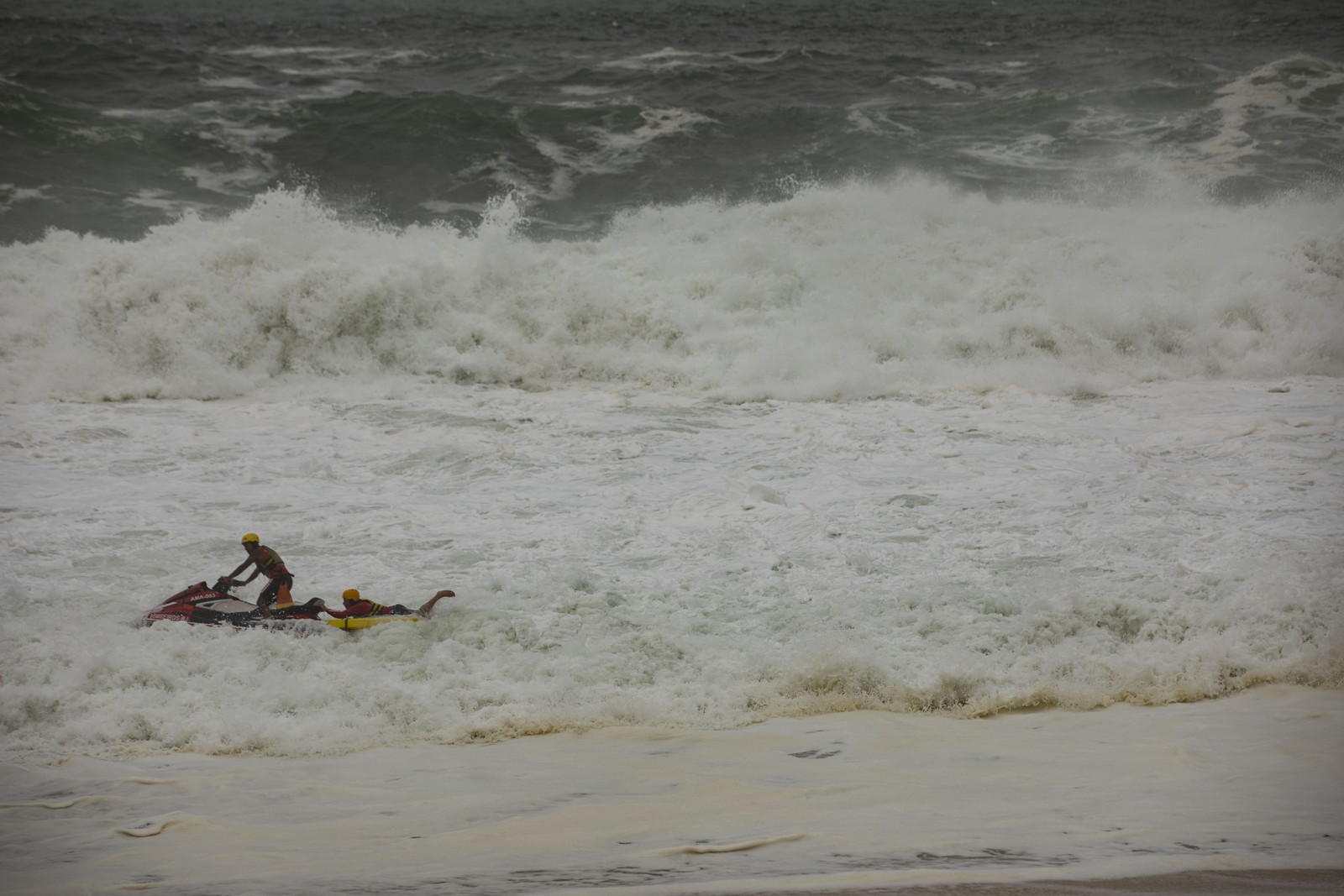 Bombeiros praticam treinamento na Praia de Itacoatiara durante a ressaca — Foto: Ana Branco