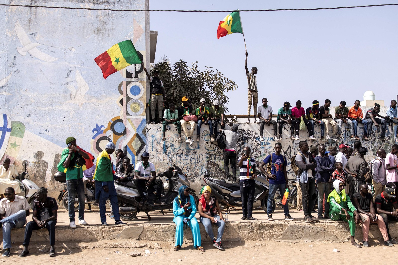 Apoiadores se reúnem em frente ao local do julgamento do líder da oposição Ousmane Sonko em Dacar — Foto: JOHN WESSELS/AFP