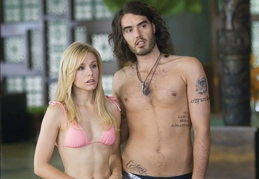 Kristen Bell e Russel Brand em cena do filme 'Ressaca de amor'