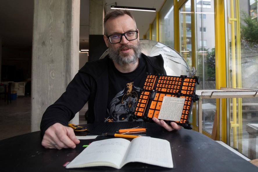 Andreas Joska-Sutanto, um artista austríaco, trabalha em seu projeto de transformar o livro 'Mein Kampf' de Adolf Hitler em um livro de receitas em Viena