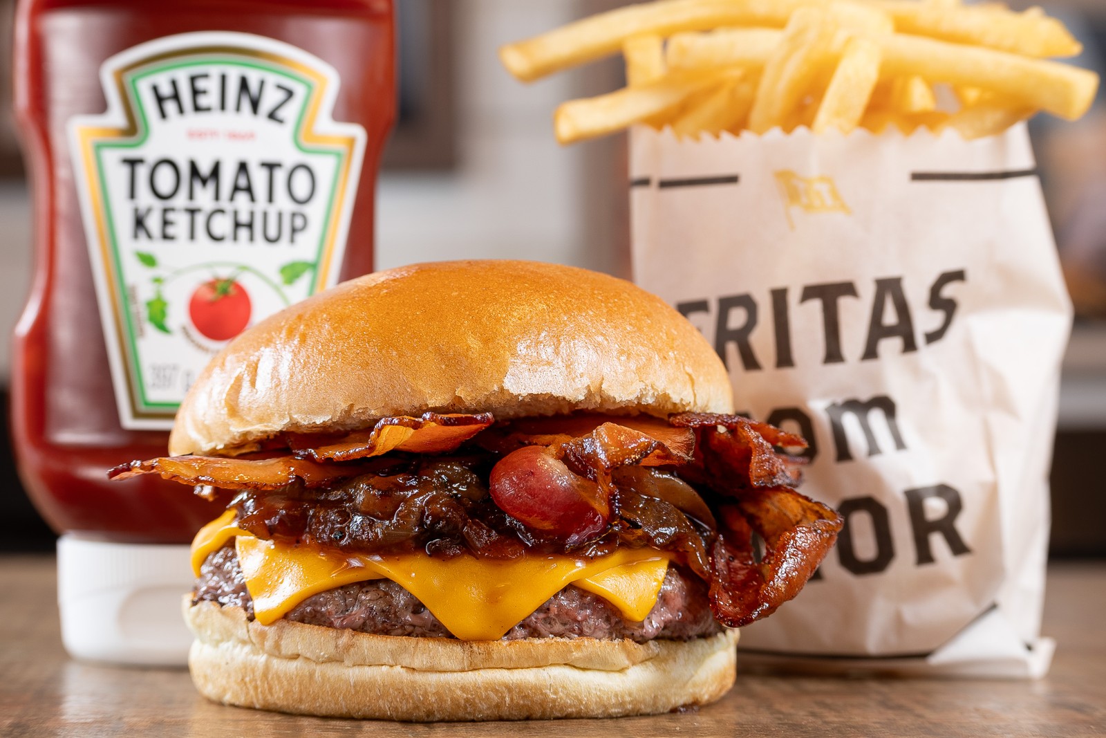 T.T Burger: blend angus premium, queijo cheddar, geleia de cebola com goiabada ketchup e bacon crocante no pão pintado, acompanhado de batata-frita (R$ 54) — Foto: Divulgação