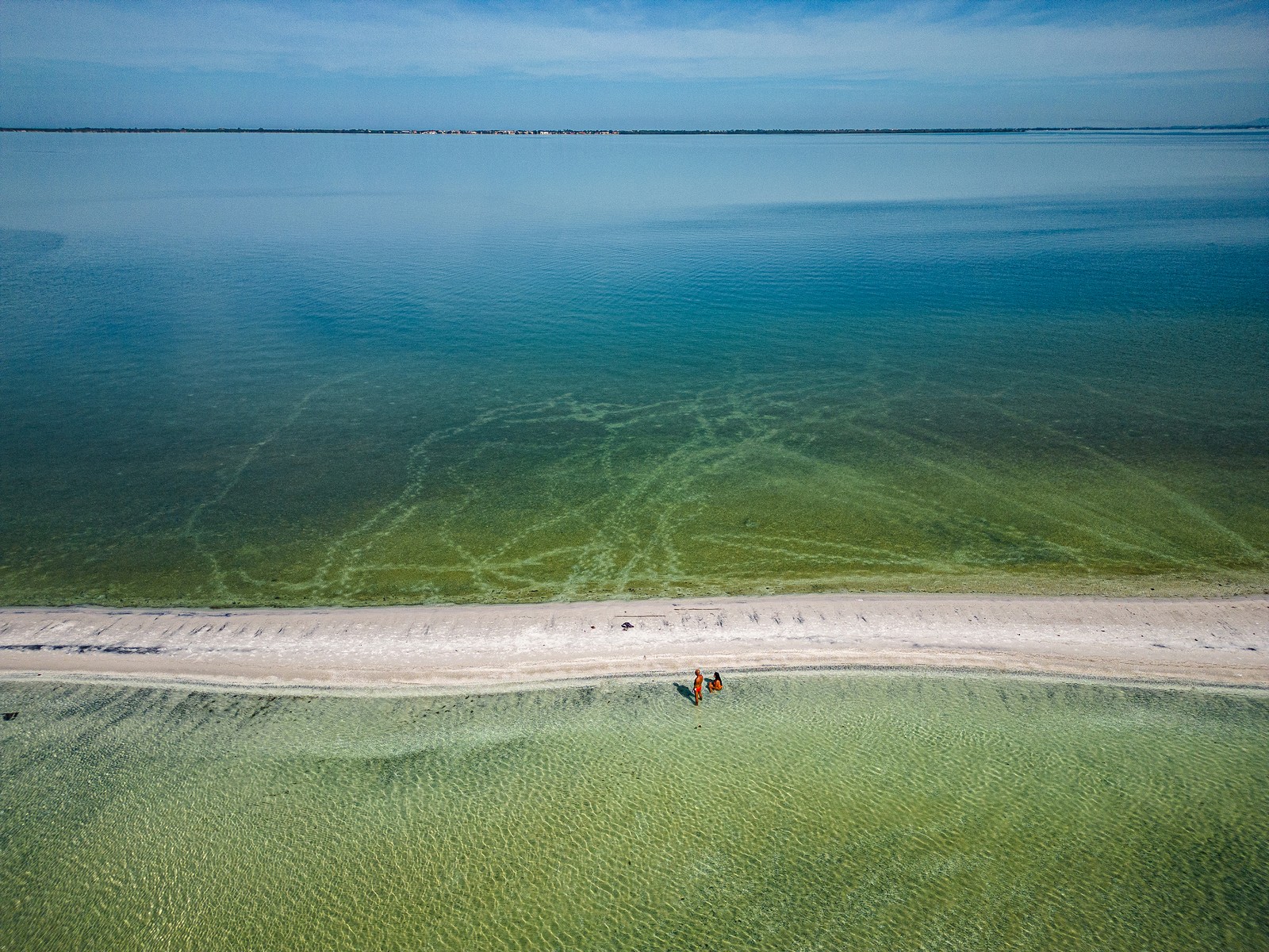 Sistema lagunar da Região dos Lagos tem passado por ações para preservação ambiental. Turismo consciente é incentivado — Foto: Hermes de Paula / Agência O Globo