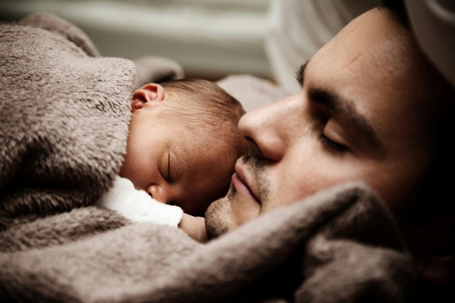 Grau de apego ao filho dita como o corpo masculino responde ao período pós-parto