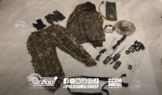 Os agentes apreenderam uniformes camuflados, documentos falsos, uma pistola 9 mm diversas munições — Foto: Divulgação PMSP