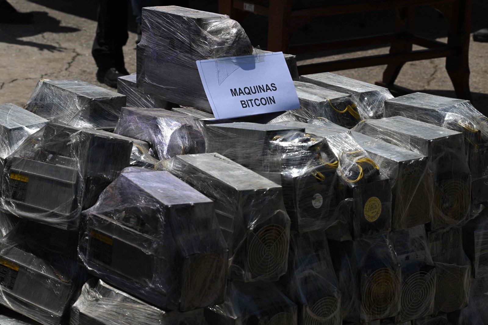 Devassa em presídio na Venezuela tem apreensão de lançador de foguete e computadores para minerar bitcoin — Foto: Yuri Cortez / AFP