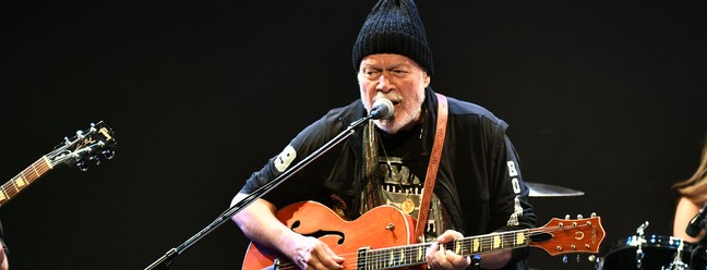 Randy Bachman recupera no Japão guitarra roubada há 46 anos no Canadá — Foto: Philip Fong / AFP