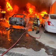 Incêndio destrói 12 veículos em oficina mecânica, em Ipatinga (MG); veja fotos — Foto: Divulgação