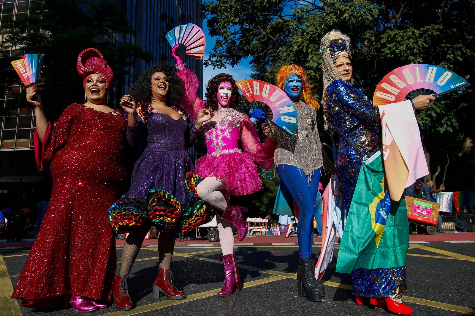 Foliões participam da 28ª Parada do Orgulho Gay em São Paulo, Brasil, no dia 2 de junho de 2024. — Foto: Miguel SCHINCARIOL / AFP