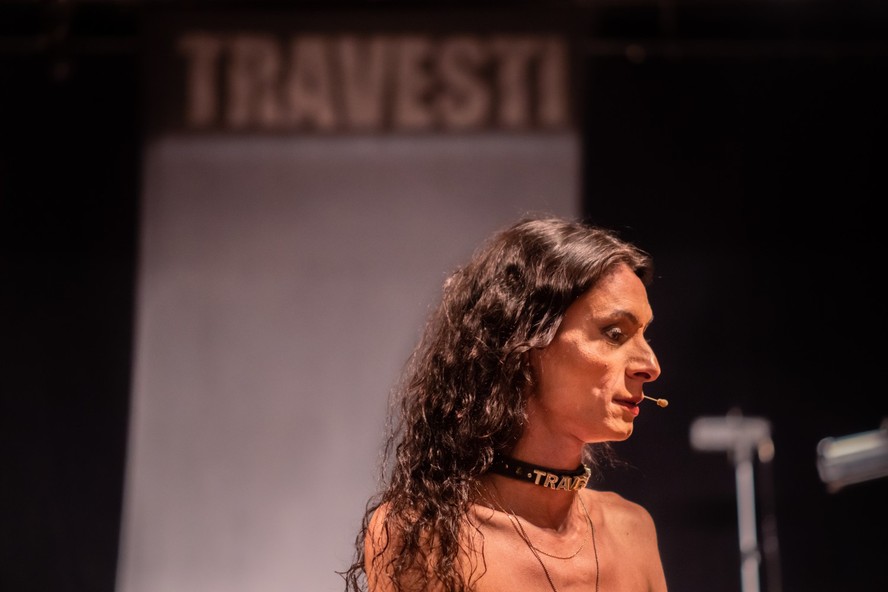 A atriz Renata Carvalho, em cena da peça 'Manifesto transpofágico'