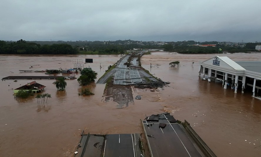 Captura de vídeo divulgada pela Defesa Civil de São Paulo mostra a ponte inundada do rio Taquari, que faz parte da rodovia BR-396 que liga as cidades de Lageado e Estrela, na região do Vale do Taquari, no Rio Grande do Sul