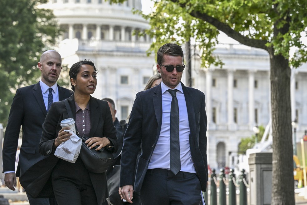 Clement Delangue, que dirige a empresa de IA Hugging Face, no Capitólio, em Washington. Delangue disse que os pesquisadores chineses de IA estão se aproximando rapidamente de seus colegas americanos — Foto: Kenny Holston/The New York Times