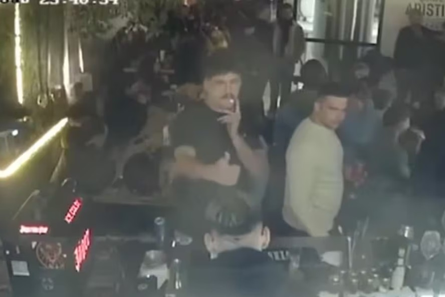 Jogador de rugby fuma e bebe em bar na noite em que teria cometido abuso sexual, em Mendoza