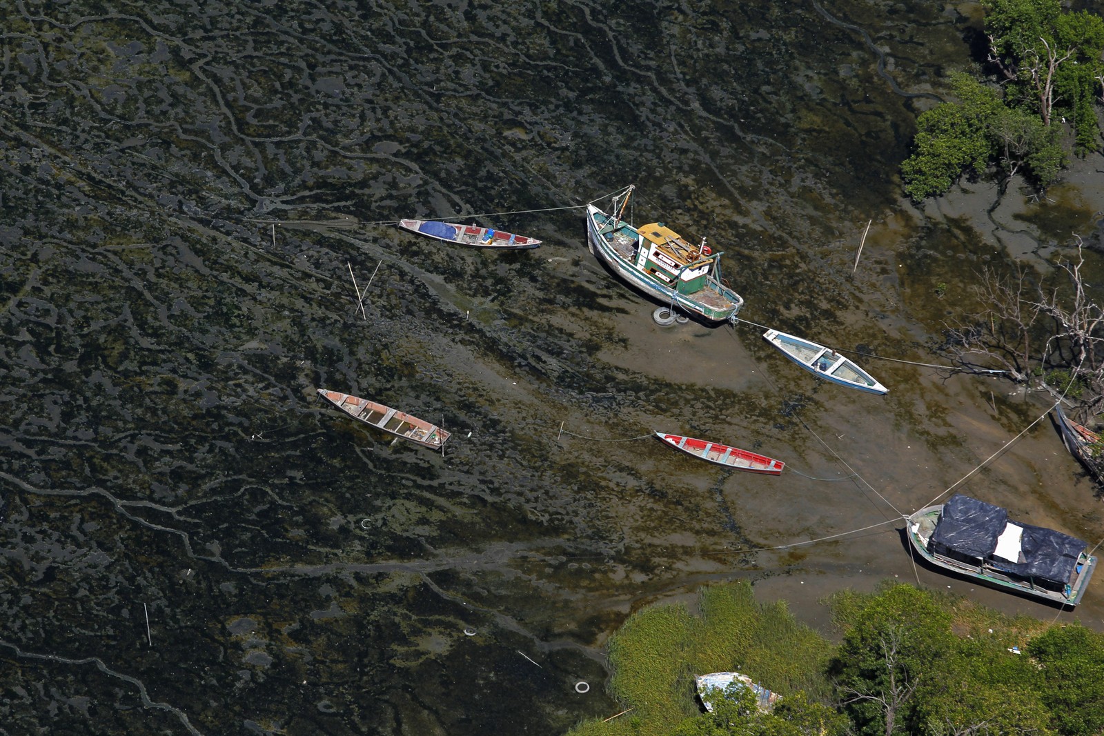 Barcos encalhados na Praia de Sepetiba — Foto: Custodio Coimbra