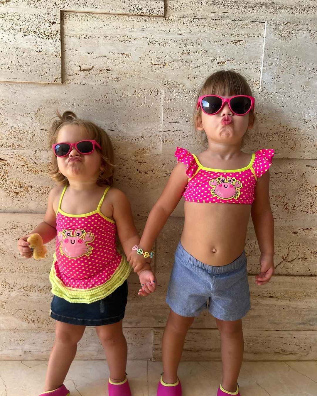 As irmãs Maria Flor e Maria Alice, filhas de Virgínia Fonseca e Zé Felipe, têm um perfil conjunto com mais de 7,4 milhões de seguidores — Foto: Reprodução / Instagram
