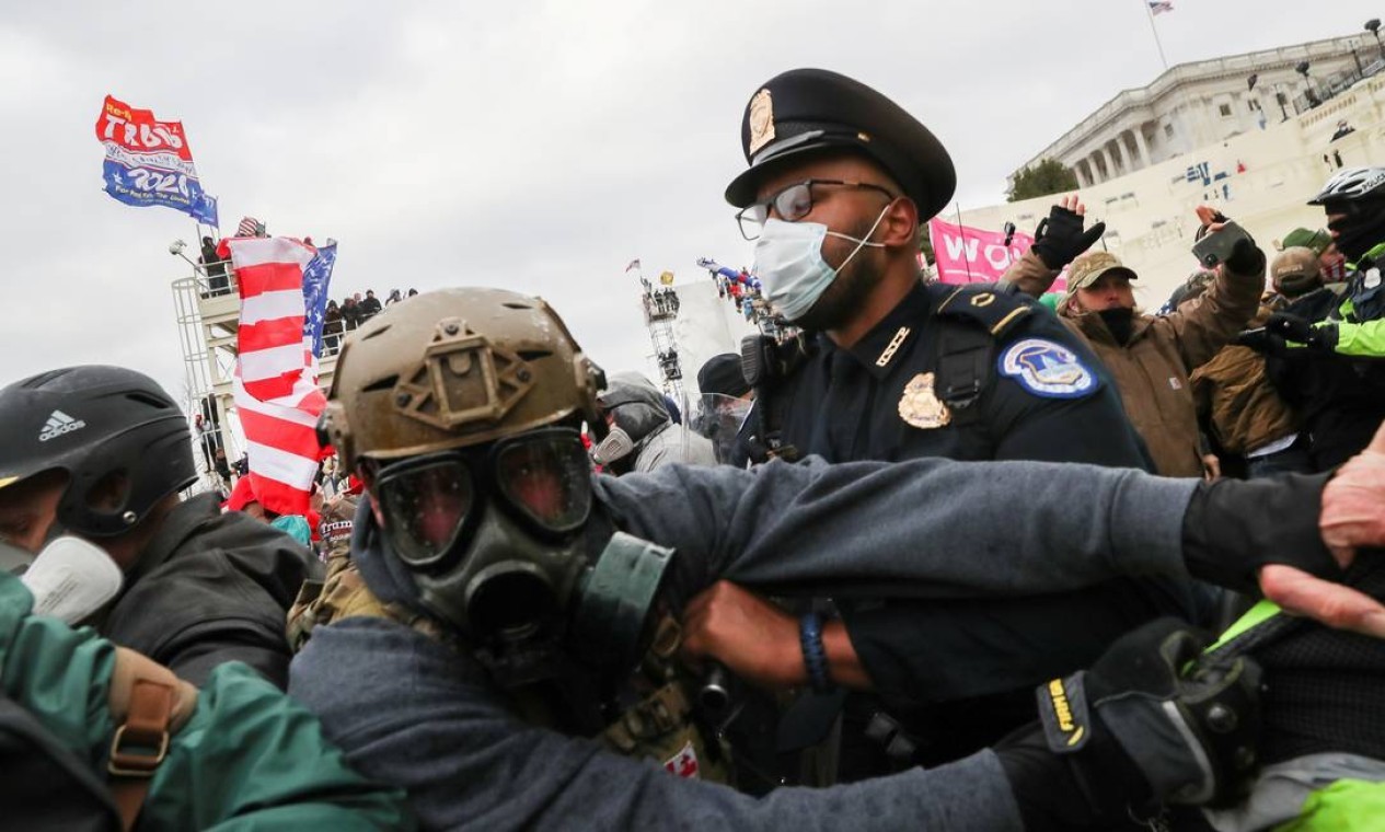 Manifestantes pró-Trump entram em confronto com policiais em frente ao Congresso americano — Foto: LEAH MILLIS / REUTERS