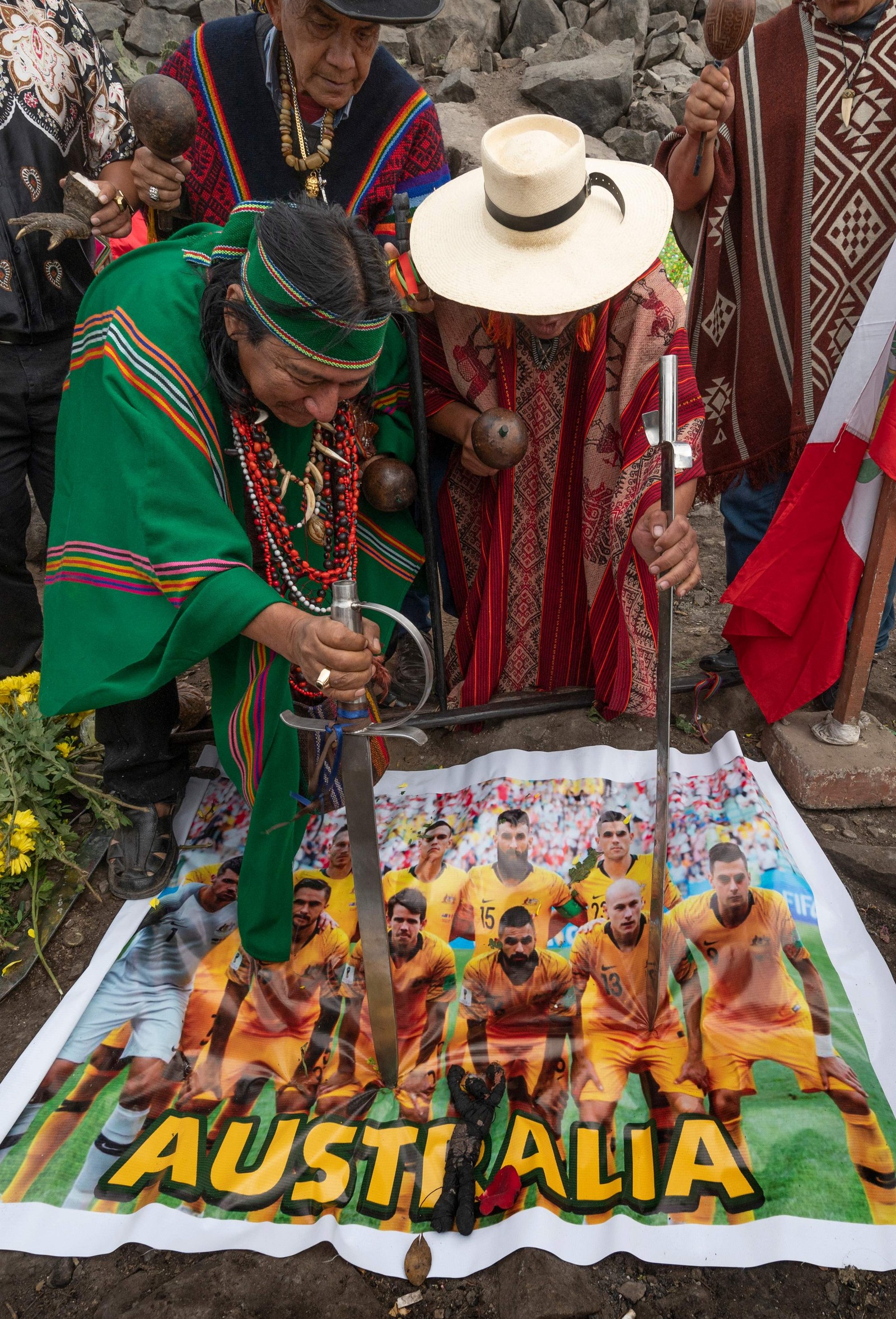 Xamãs peruanos realizam um ritual em Lima em apoio à seleção do Peru — Foto: CRIS BOURONCLE/AFP