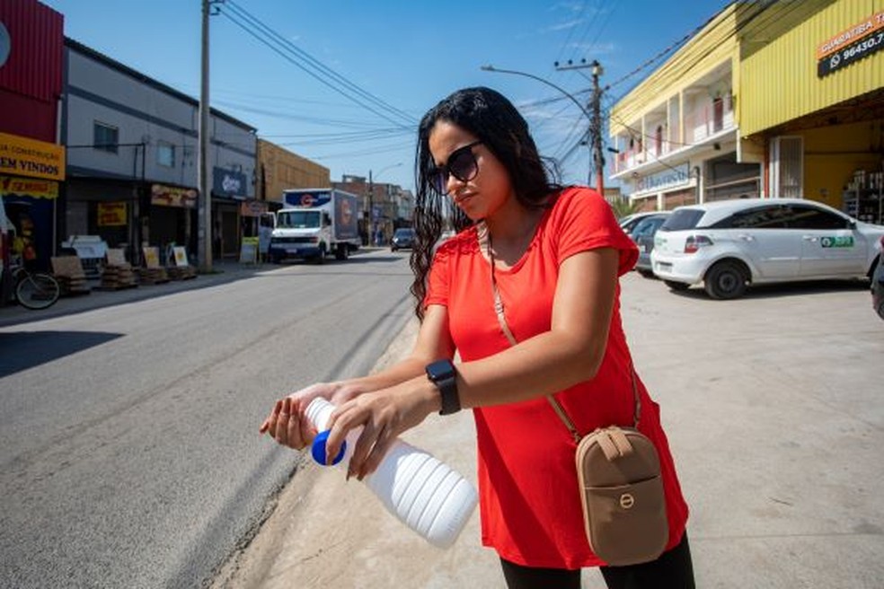 Em ponto de ônibus, a espera em sombras estreitas — Foto: Ana Branco / Agencia O Globo