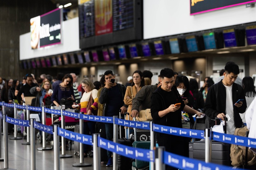 Passageiros enfrentam fila de check-in: sindicato diz que há problema na reposição de funcionários em solo