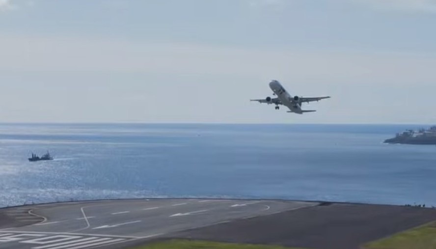 Vídeo mostra o momento em que avião arremete após turbulência em Portugal