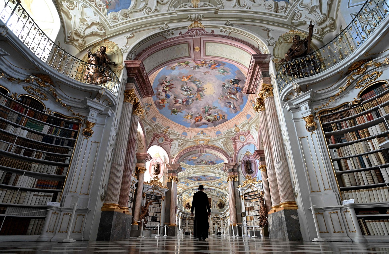 O hall central da biblioteca da Abadia de Admont, na Áustria, tem 70 metros de comprimento e mais de 70 mil livros  — Foto: Joe Klamar / AFP