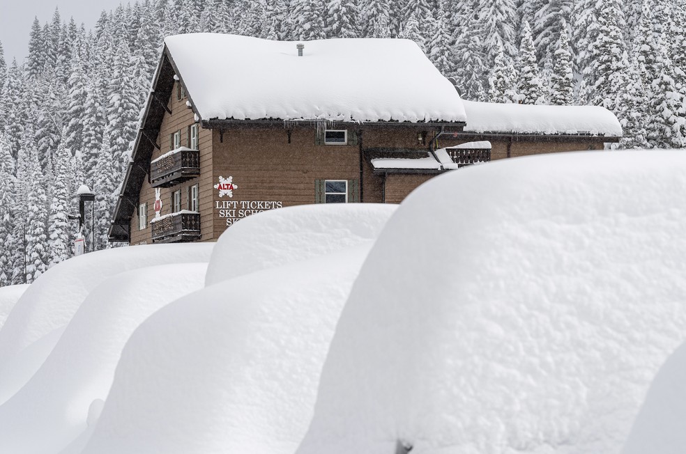 Imagem mostra uma casa numa área atingida por uma nevasca da estação de esqui Alta, perto de Salt Lake City — Foto: Lee Cohen via The New York Times