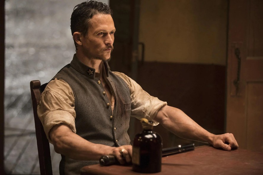 Jonathan Tucker em cena da série 'Westworld'