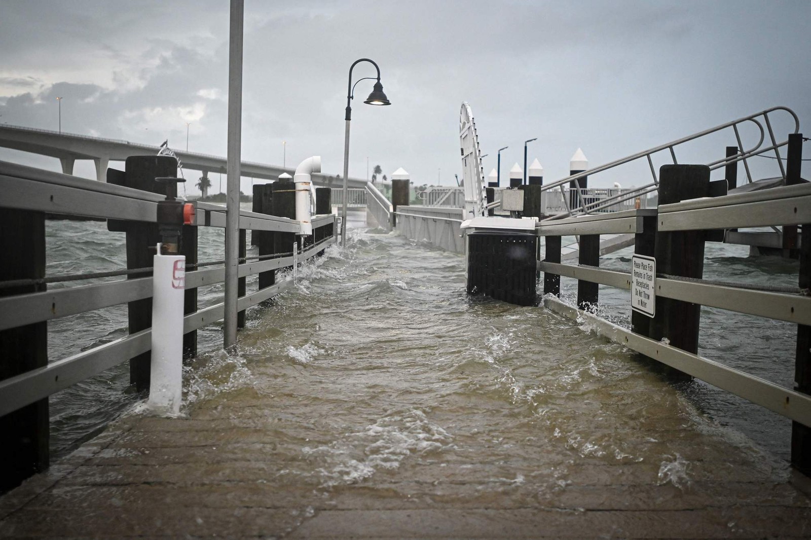 Um calçadão na Clearwater Harbor Marina em Clearwater, Flórida, foi inundado pela maré alta depois que o furacão Idalia atingiu a costa. — Foto: Miguel J. Rodríguez Carrillo/AFP