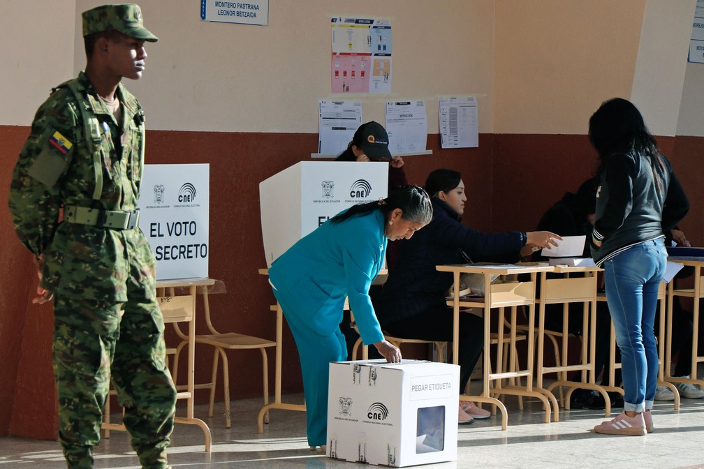 Militares fizeram a segurança dos locais de votação. Eleição aconteceu em meio a medo de atentados — Foto: Galo Paguay / AFP