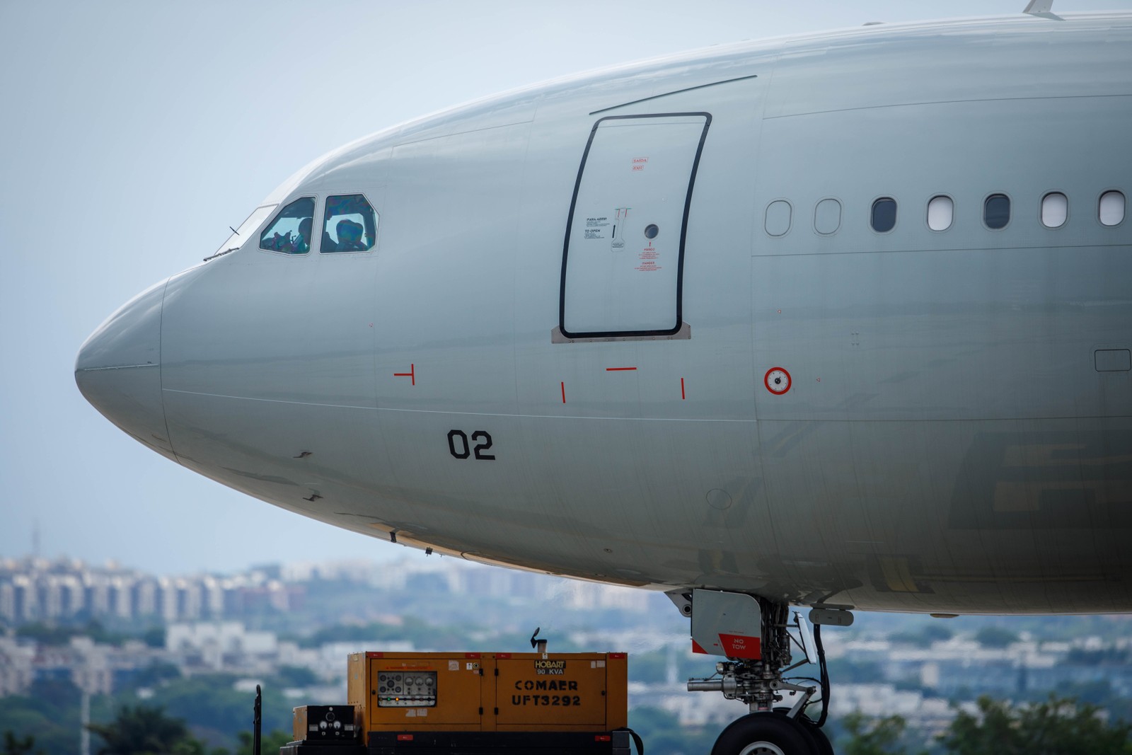 Para repatriar os brasileiros, serão usados aeronaves dos modelos KC-30 (2), KC-390 (2) e VC-2 (2) — Foto: Brenno Carvalho/Agência O Globo