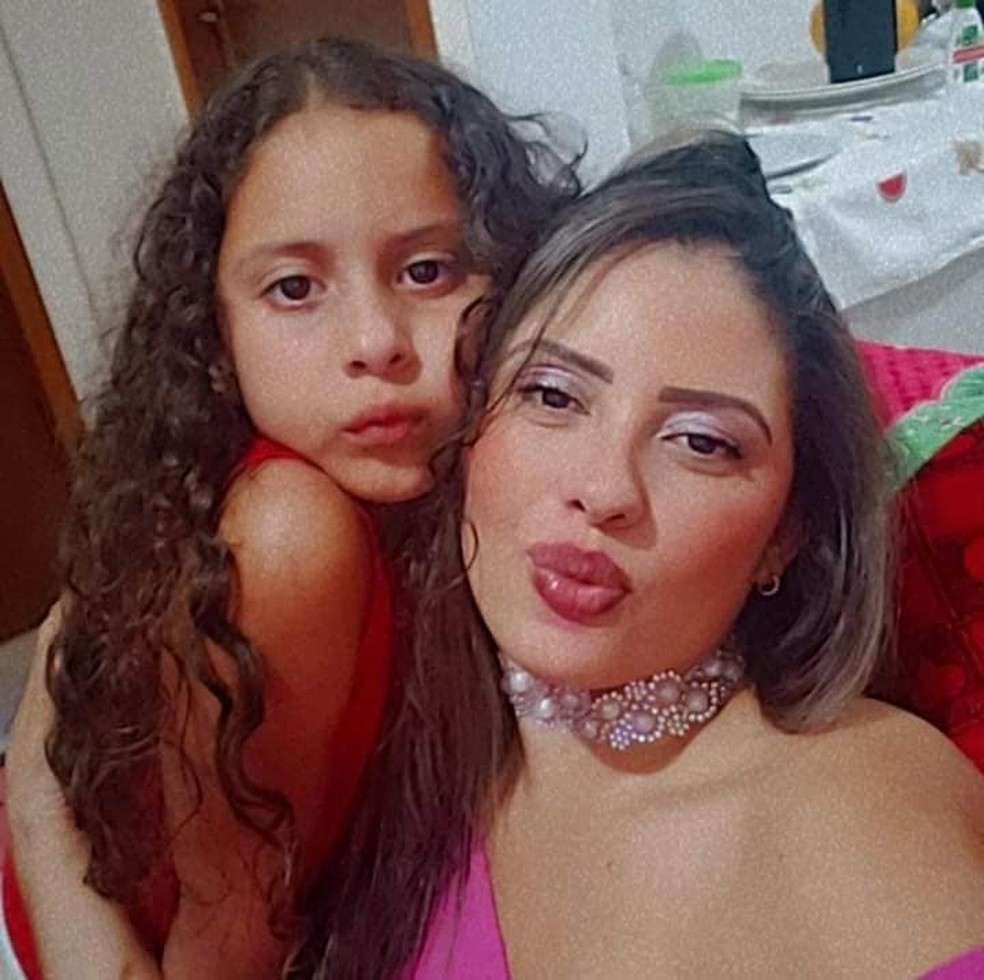 Maria Clara ao lado da mãe, Bruna, que também morreu por conta da chuva deste fim de semana — Foto: Reprodução/Facebook