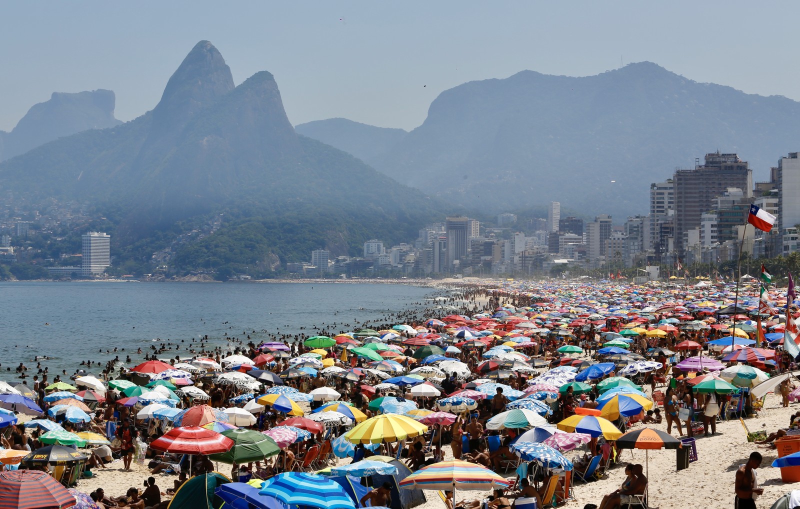 Praias da Zona Sul ficaram lotadas neste domingo (17), o último do verão — Foto: Fábio Rossi