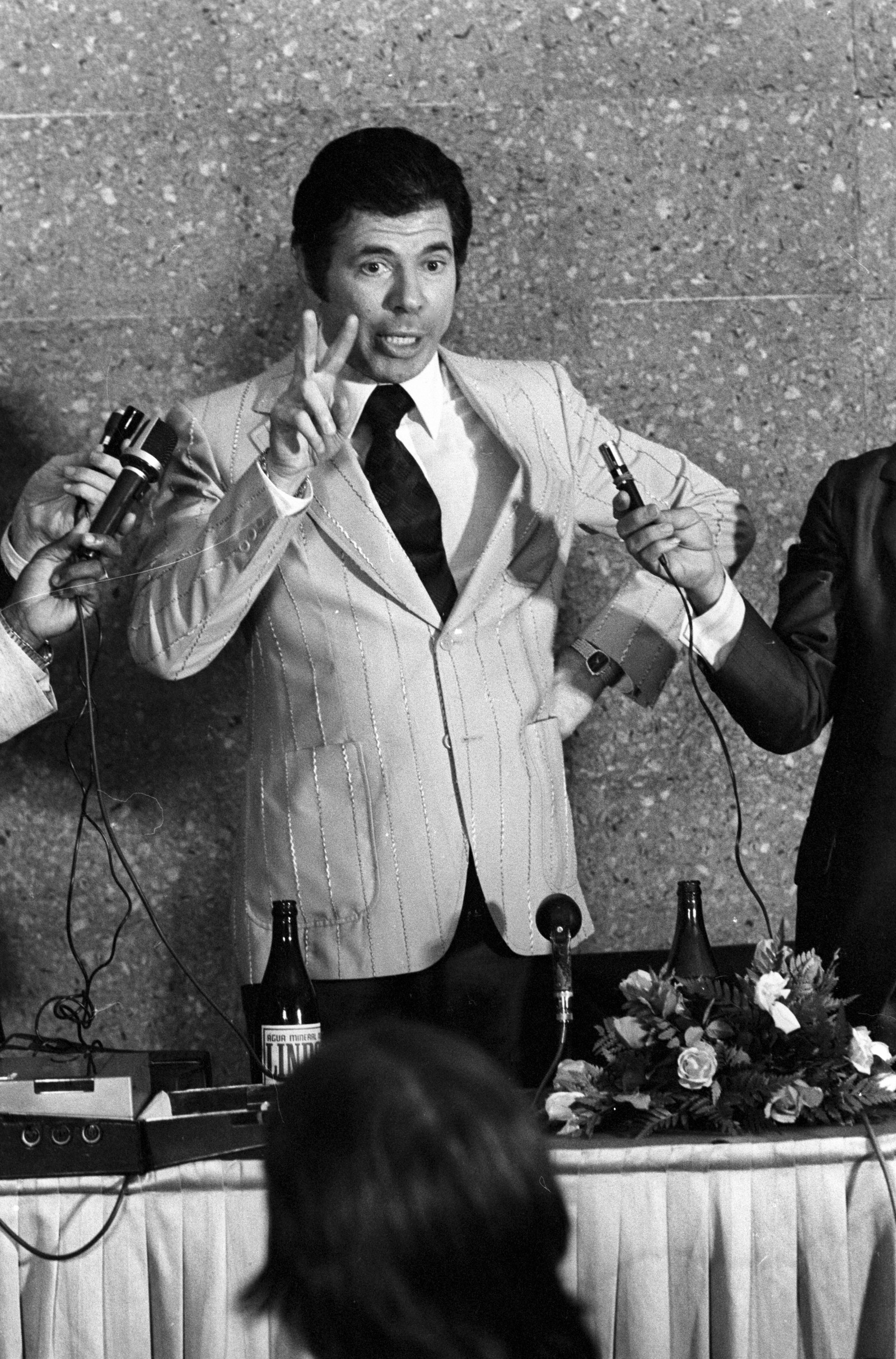 Silvio Santos fala durante coletiva de imprensa sobre o novo canal de TV que entraria no ar: Sistema Brasileiro de Televisão, o SBT — Foto: Otávio Magalhães  / Agência O Globo - 11/05/1976