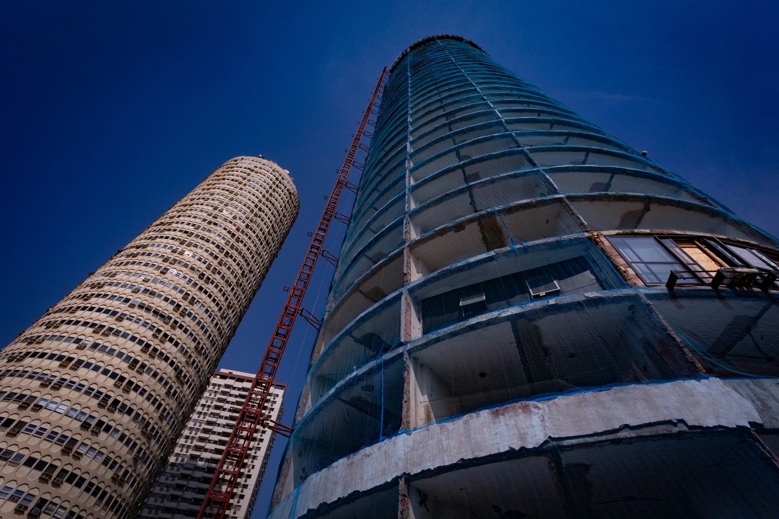 A antiga Torre H, arranha-céu com 120 metros de altura, na Barra da Tijuca: obras, que estavam paradas há quase quatro décadas, foram retomadas — Foto: Roberto Moreyra / Agência O Globo