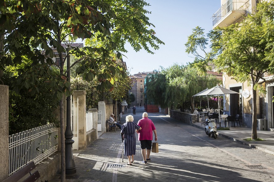 Um casal de idosos caminha em rua de Acciaroli, na Itália. Taxa de natalidade despencou no país, e só em 2022 foram mais dois mil centenários
