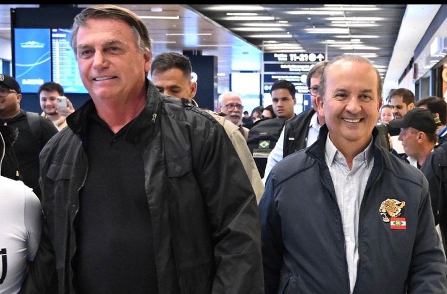 Jair Bolsonaro com Jorginho Mello no aeroporto em Santa Catarina