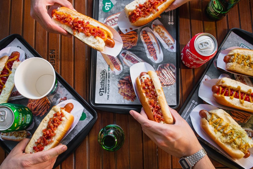 Cachorro-quente em diferentes versões do Nathan's Famous