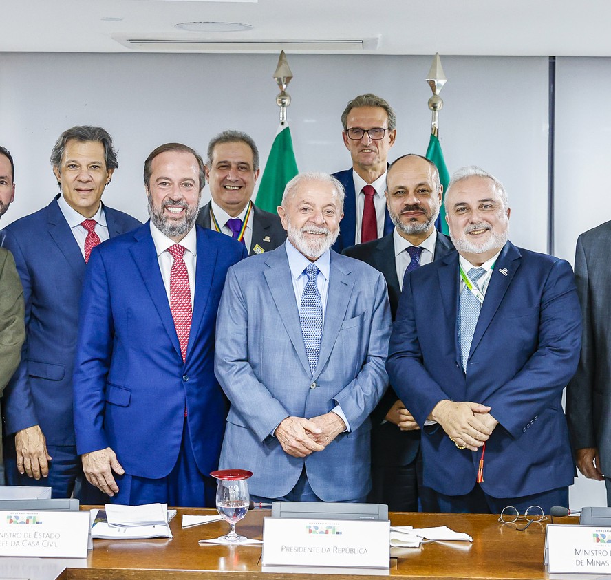 Presidente Lula, em reunião com o ministro Fernando Haddad e com o presidente da Petrobras, Jean Paul Prates, no Palácio do Planalto