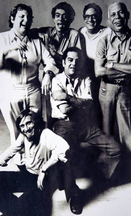 O humorista em meio a uma trupe de peso no humor brasileiro. Em pé: Jô Soares, Chico Anysio, Max Nunes, Haroldo Barbosa; ao centro, Mauro Borja Lopes (Borjalo); agachado, Juarez Machado  — Foto: Reprodução