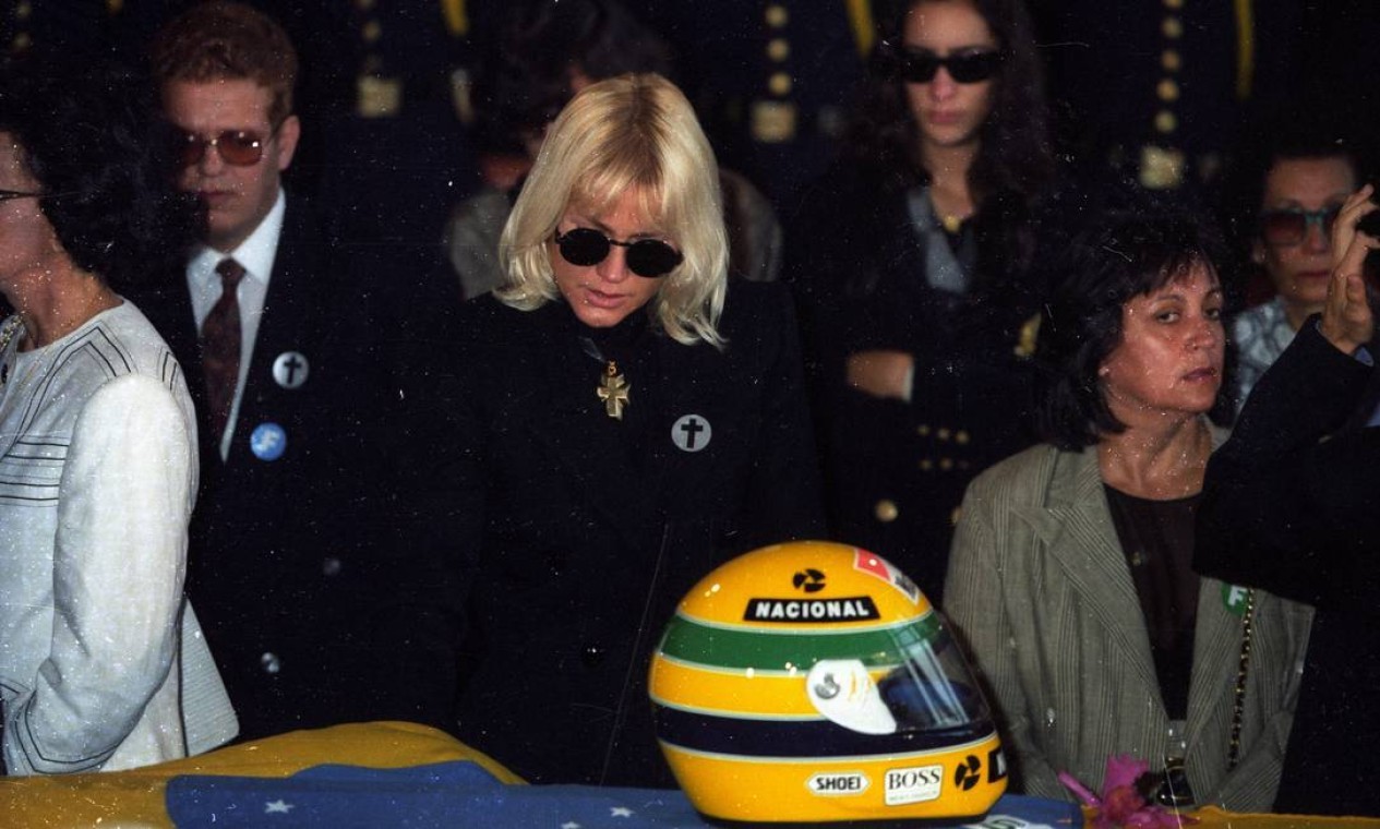 A apresentadora Xuxa no velório do ex-namorado Ayrton Senna — Foto: Fernando Maia / Agência O Globo