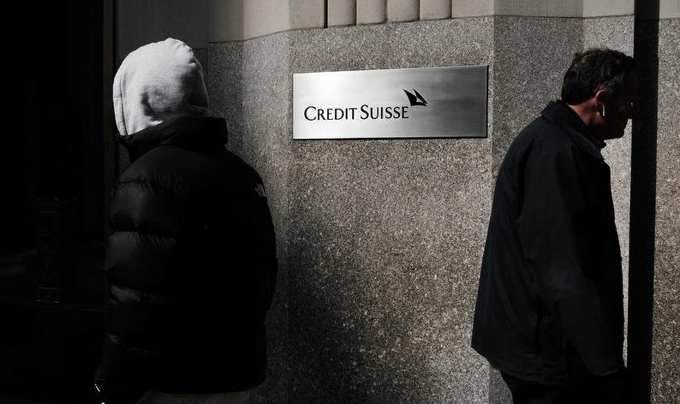 Pessoas caminham em frente à sede do Credit Suisse em Nova York  — Foto:  Spencer Platt/Getty Images/AFP 