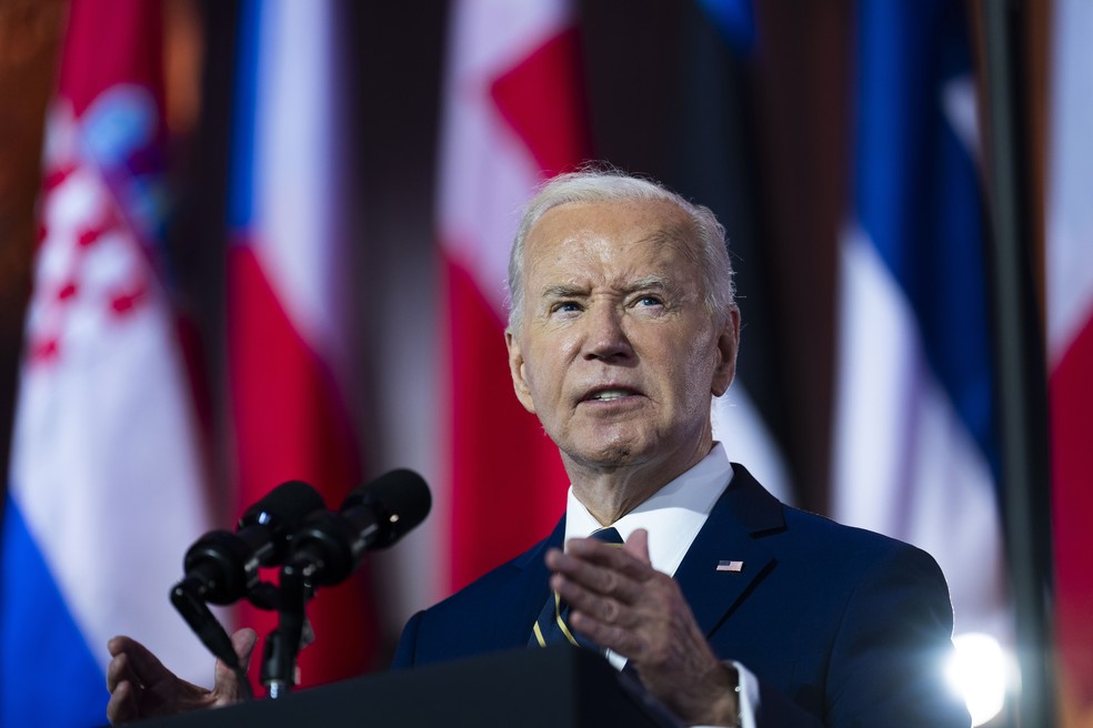 O presidente Joe Biden faz um discurso durante o evento de 75º aniversário da OTAN em Washington — Foto: Doug Mills/The New York Times