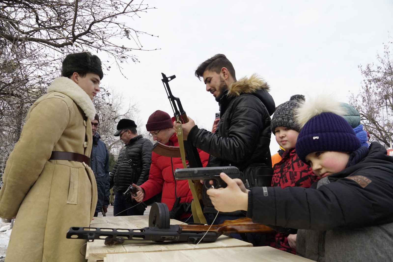 Pessoas examinam armas soviéticas da era da Segunda Guerra Mundial durante as comemorações do 80º aniversário da vitória soviética na Batalha de Stalingrado — Foto: AFP