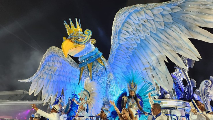 A águia da Portela é homenageada em terceiro e último carro alegórico da União da Ilha