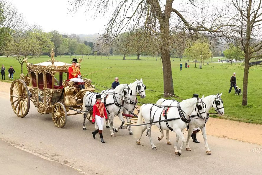 A carruagem que poderá ser pedida pelo aplicativo da Uber em Londres, nos dias que antecedem a coroação do rei Charles III
