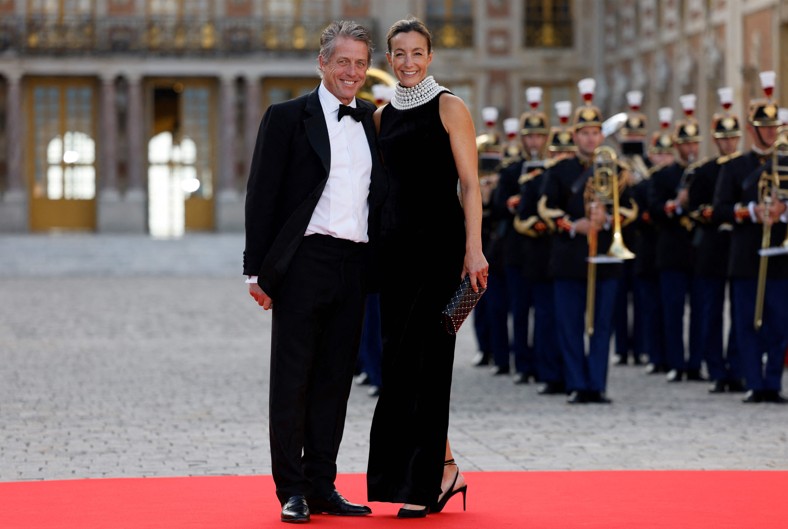 Ator Hugh Grant chega a jantar no Palácio de Versalhes — Foto: AFP